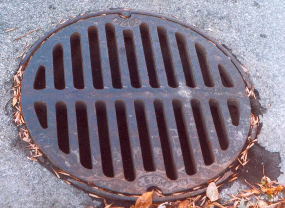 Explosión en alcantarilla lesiona a policía y otras dos personas en el Centro