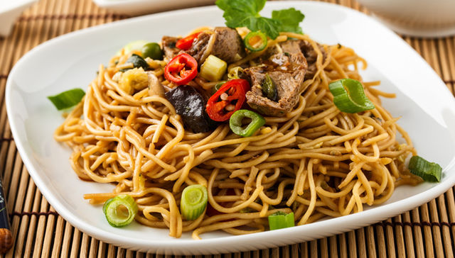 Tallarines salteados