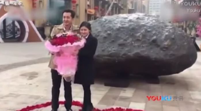 China: hombre regala una piedra de 33 toneladas a su novia para pedir su mano