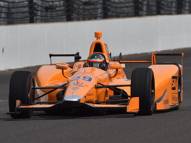 Dpa) - El piloto de Fórmula 1 Español Fernando Alonso de Renault conduce su  coche de carreras en la pista de Fórmula Uno en el circuito de Imola,  Italia, viernes 22 de