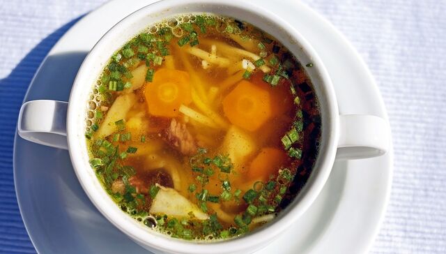 Sopa de verduras con fideos