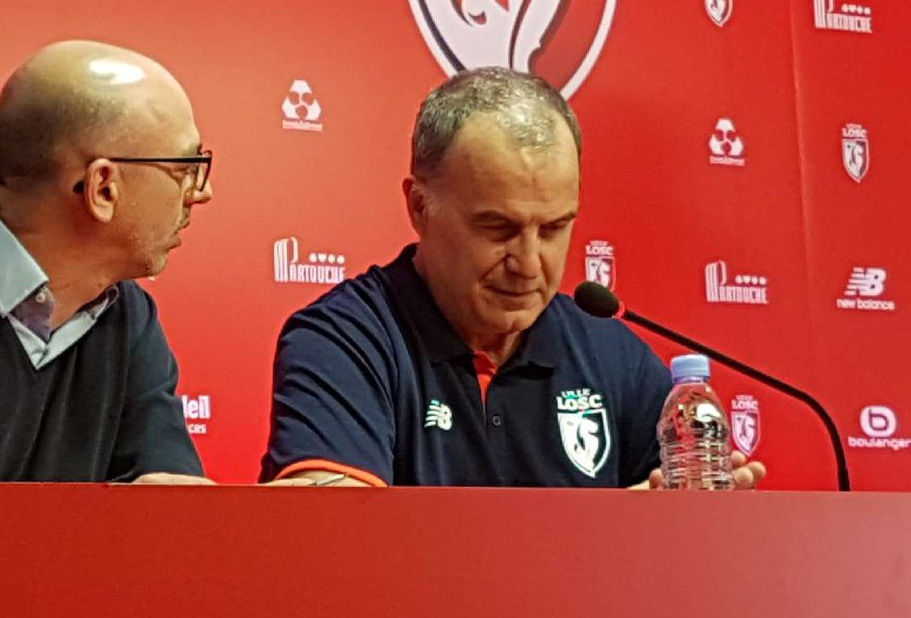 Mira fútbol hasta dormido