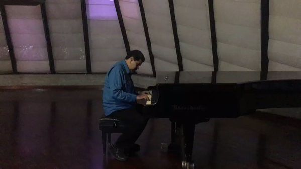 Maduro sacude las redes sociales tocando el piano