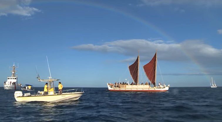 Una piragua hawaiana concluye vuelta al mundo luego de tres años de travesía