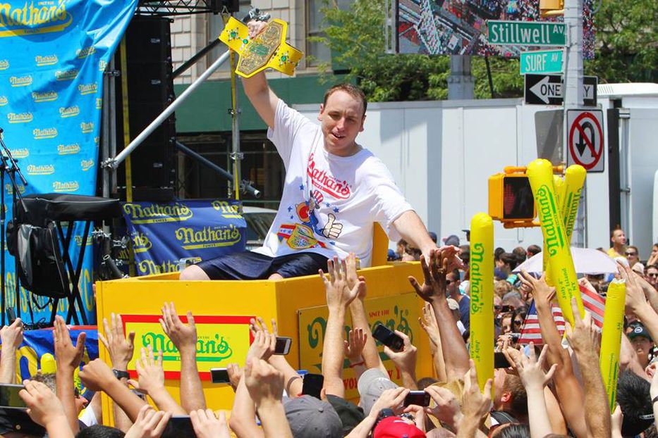 Joey Chestnut volvió a hacerlo: comió 72 panchos en 10 minutos y batió su record