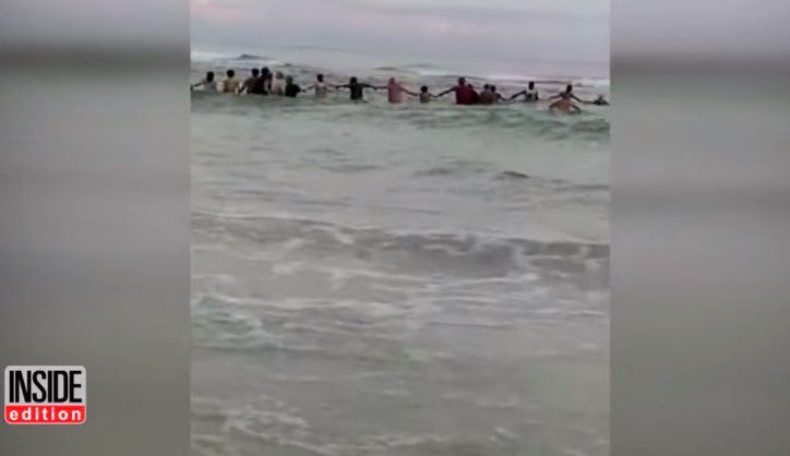 Una cadena humana salva de morir ahogada a una familia en playa de ...