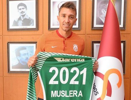Resultado de imagen para fernando muslera firma contrato 2011