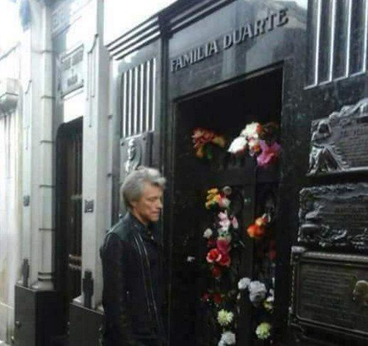 En un descanso de su gira, Jon Bon Jovi visitó la tumba de Evita Perón