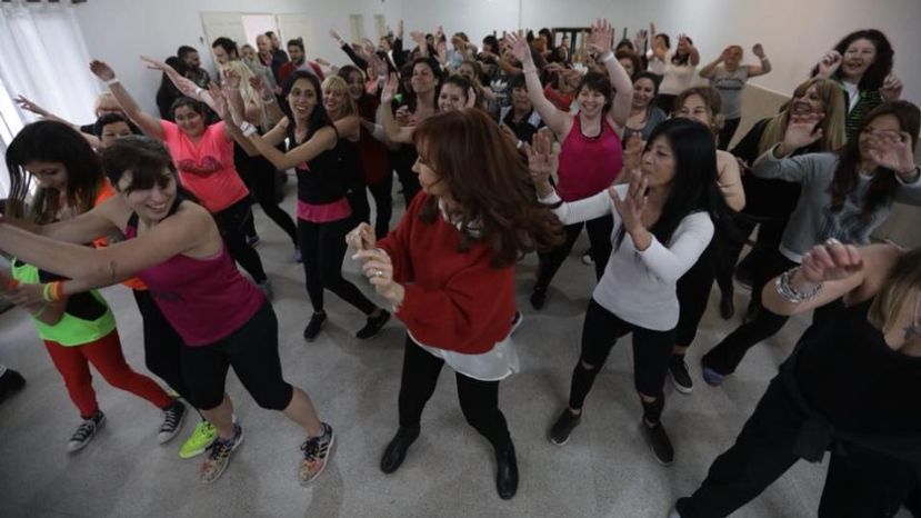Cristina Fernández visitó un club deportivo y bailó zumba