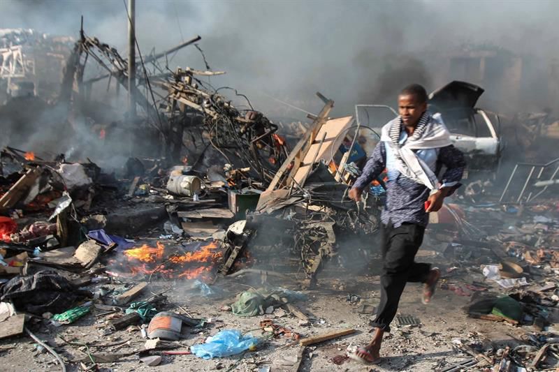 El peor atentado que sufrió Somalia se cobró al menos 215 fallecidos