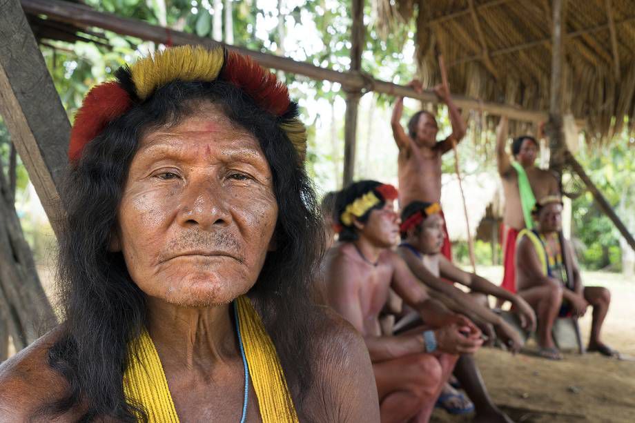 Una tribu afila sus flechas contra invasores de la Amazonía brasileña