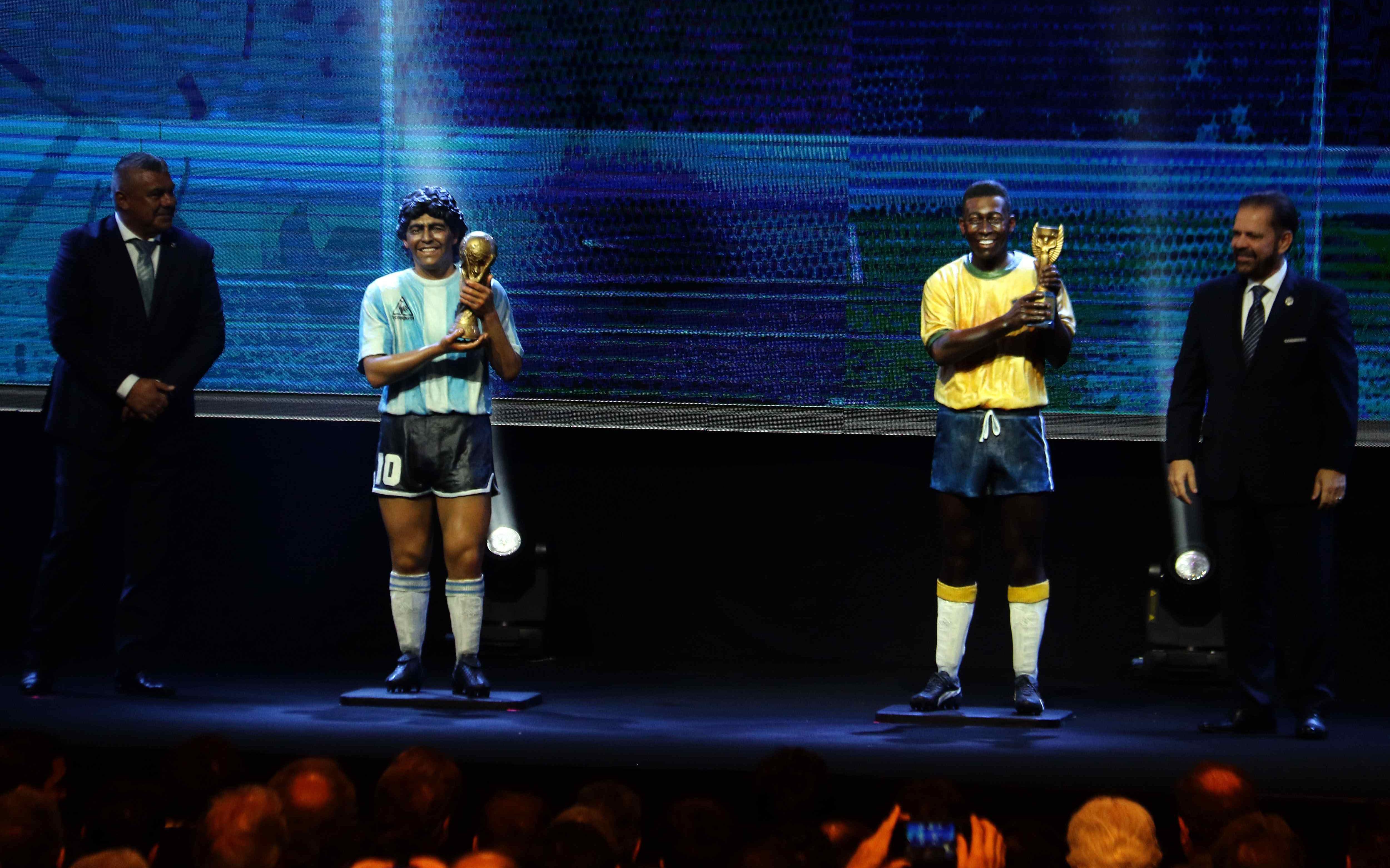 La Conmebol presentó las estatuas de cera de Diego Maradona y Pelé para ...