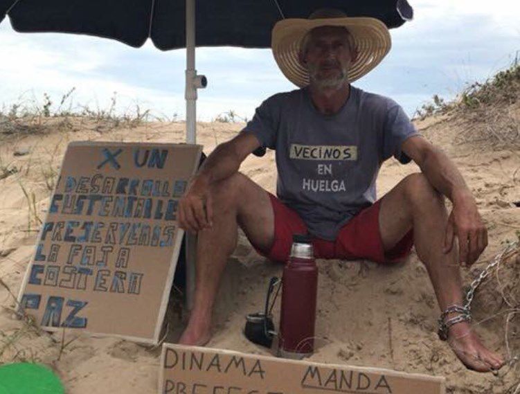 Vecino de Manantiales inició huelga de hambre y se “encadenó” a un médano