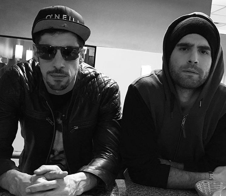 Va llegando gente al baile