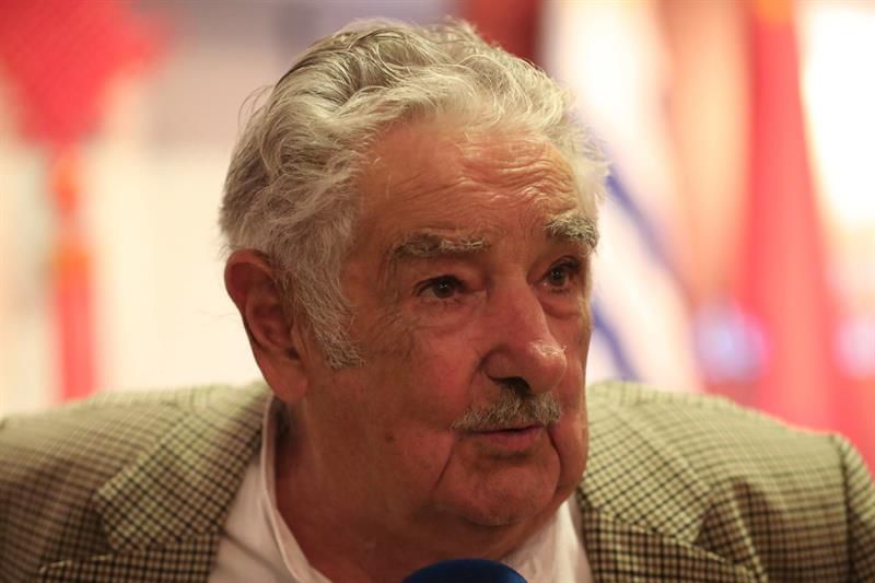 Mujica para acá, Mujica para allá