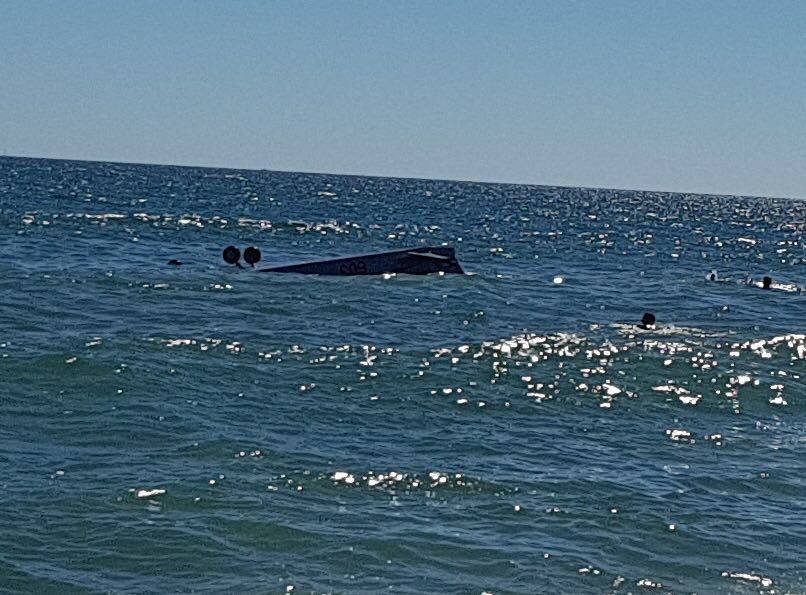 Una avioneta de la Fuerza Aérea cayó en el agua en Punta del Este