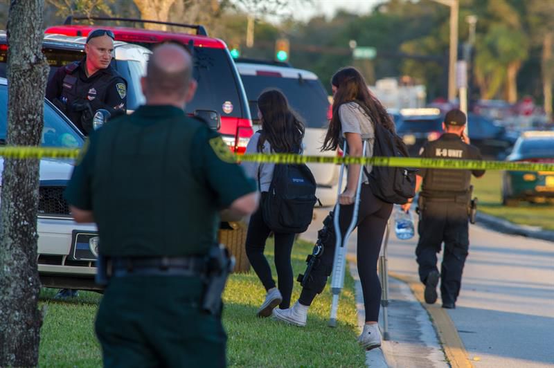 EE.UU: al menos 17 muertos en tiroteo en colegio de Florida