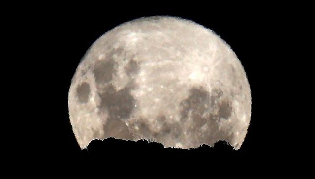 A la una, la luna