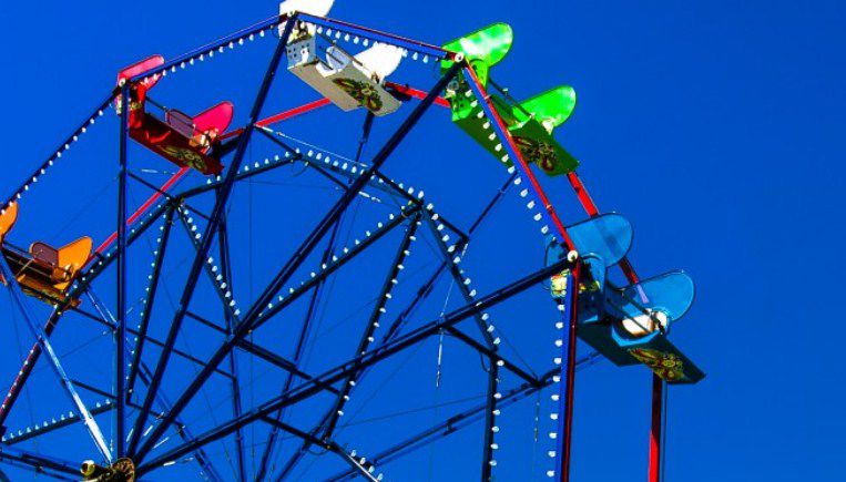 Dos hermanos fueron internados tras caer de una rueda gigante de un parque de diversiones
