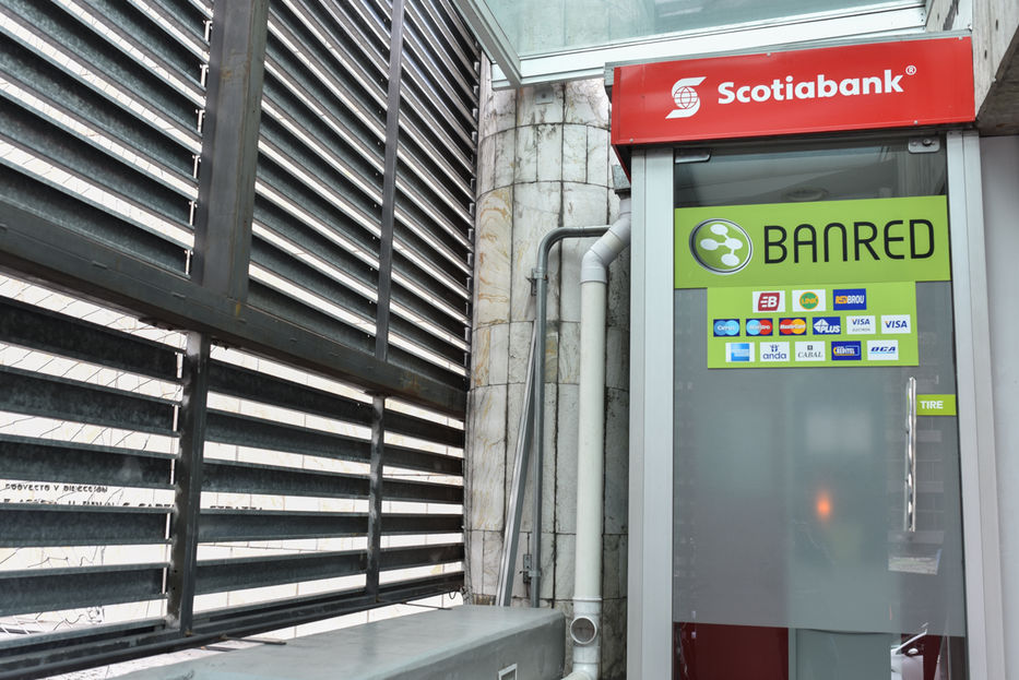 Tinta roja en el gris del ayer