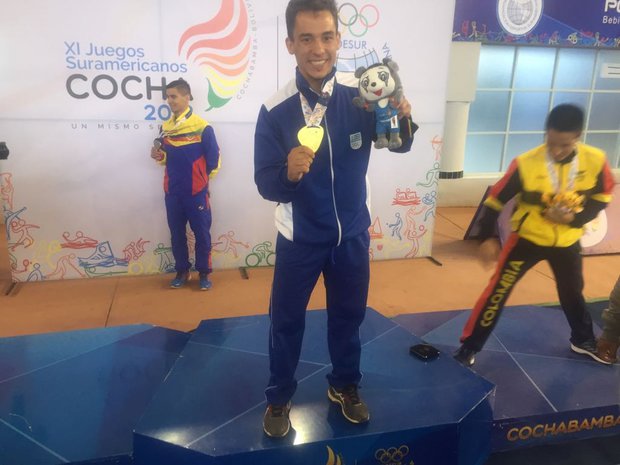 Maxi Larrosa y su medalla de oro en Cochabamba 2018. Foto: FútbolUy / Andrés Cottini