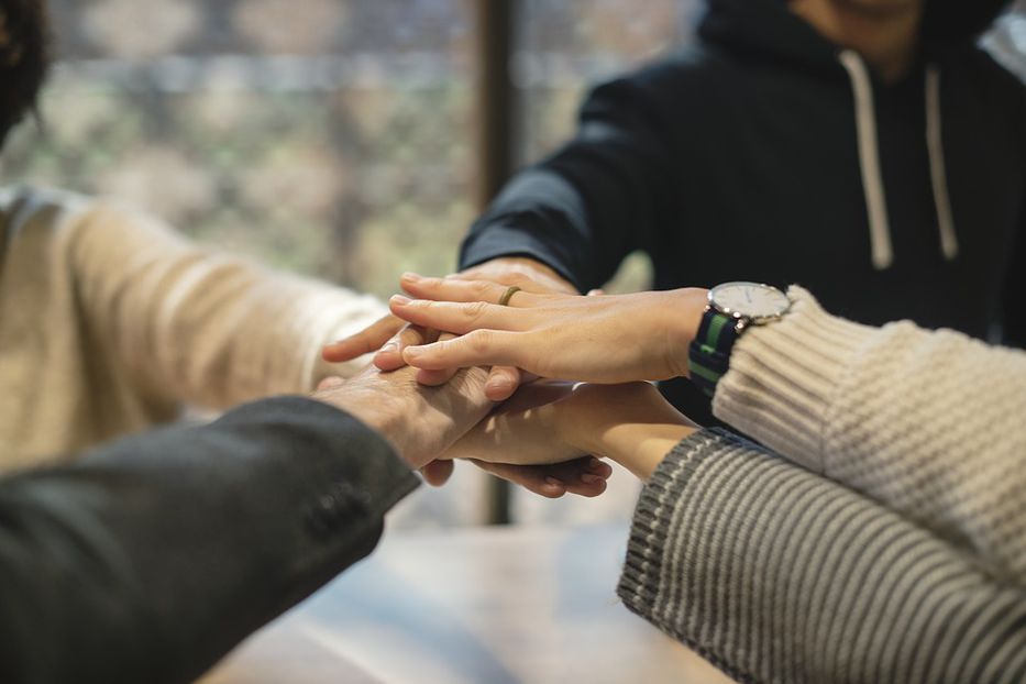 Construir lazos sociales saludables: clave para el bienestar y para prevenir el maltrato