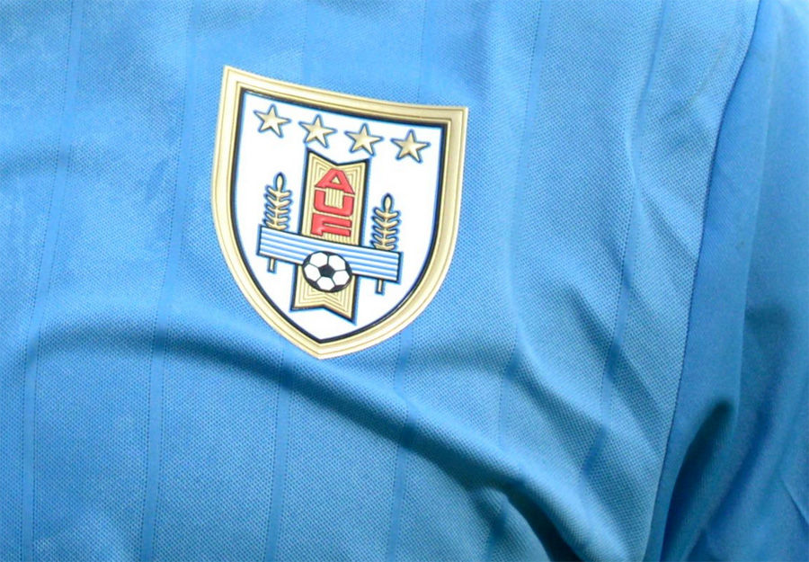 Relatores  La FIFA exige a Uruguay que retire dos estrellas de su escudo