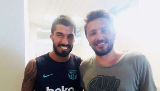Aplauso, camiseta y beso