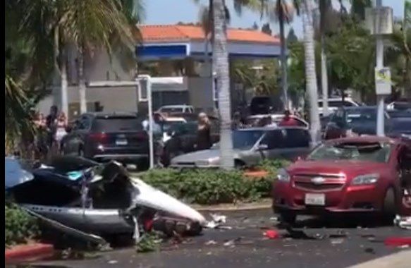 Cinco muertos tras estrellarse una avioneta en un aparcamiento — California