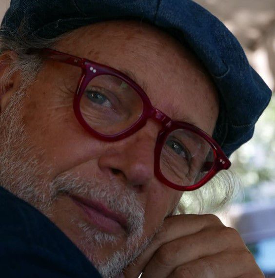 El método poco ortodoxo de Francis Mallmann para cocinar en las montañas: pollos y ananás colgados en la parrilla
