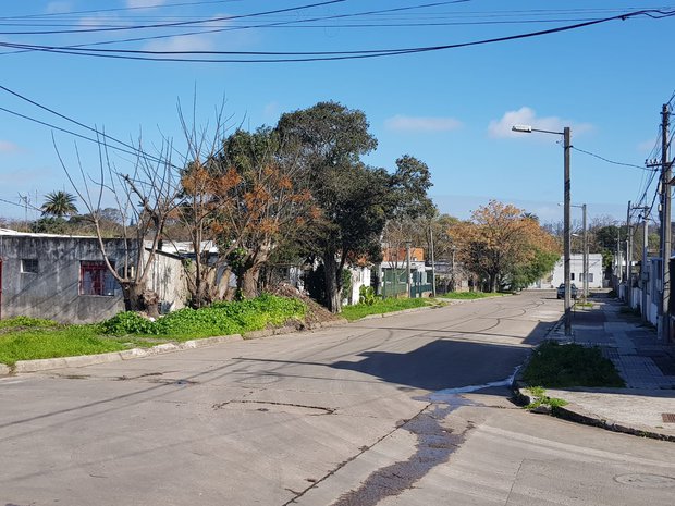 Mataron a un joven en Peñarol; estaba estacionando su auto y lo atacaron desde una moto