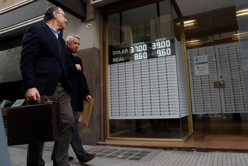 Argentina mira con incertidumbre la evolución de su economía y recuerda la crisis de 2001