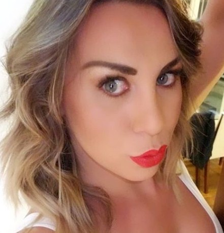 Abigail Pereira deslumbra en las piscinas uruguayas mortales y acrobacias