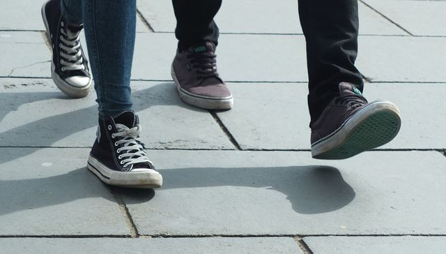 Mover los pies, cerrar las mandíbulas