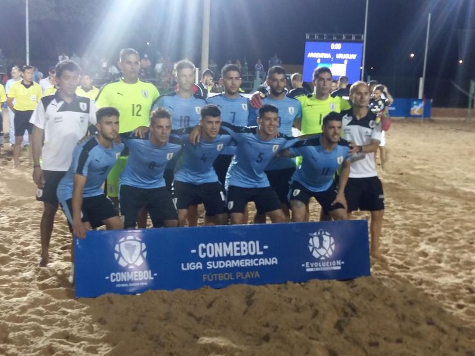 Liga Evolución Fútbol playa: Uruguay debutó con un triunfo y una