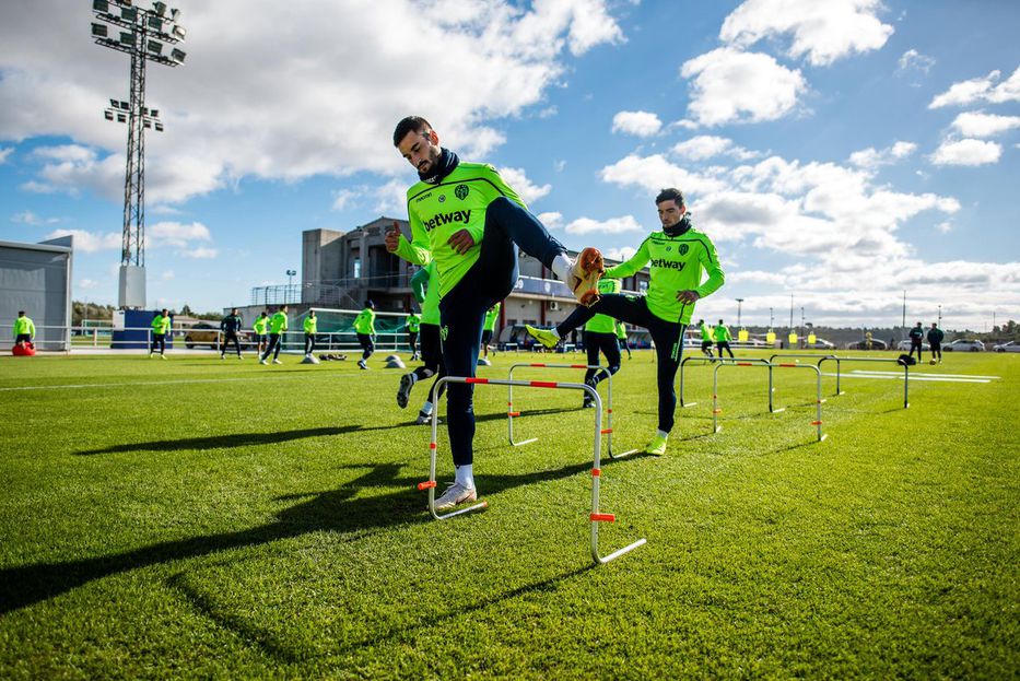 Y se levanta, levanta