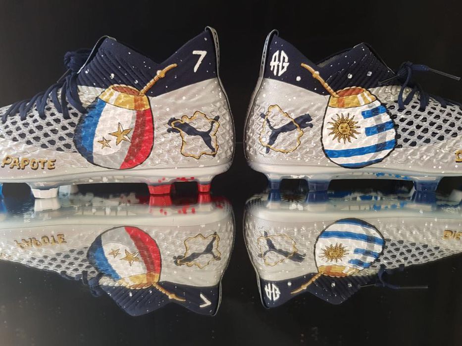 Griezmann y sus zapatos con la bandera uruguaya