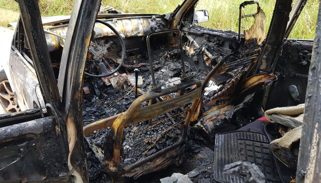 Investigan el hallazgo de un cadáver sin piernas dentro de un auto calcinado en el Cerro