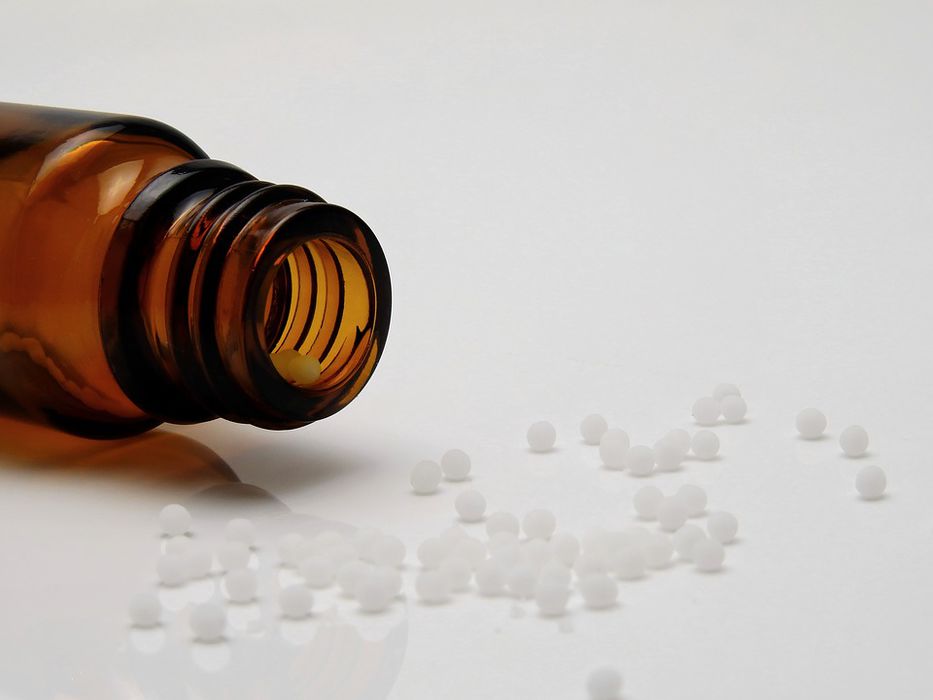 España: jueza prohíbe a un padre tratar con homeopatía a su hijo en coma