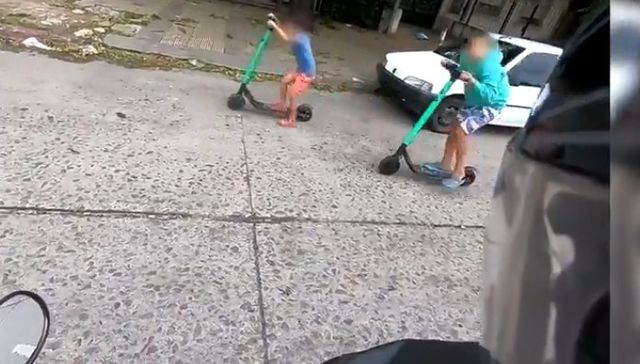 Como mono con patineta