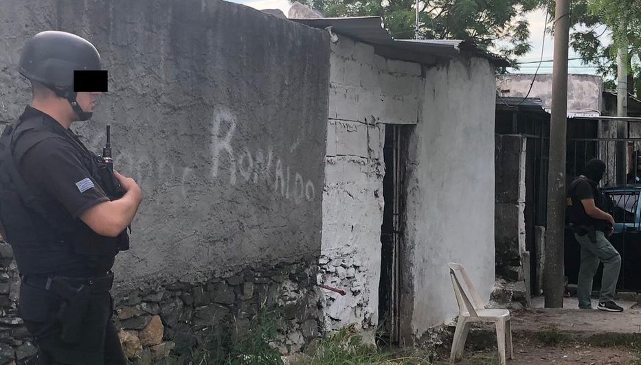 Policía allanó y tapió dos bocas de droga en el Cerro. Hay doce detenidos