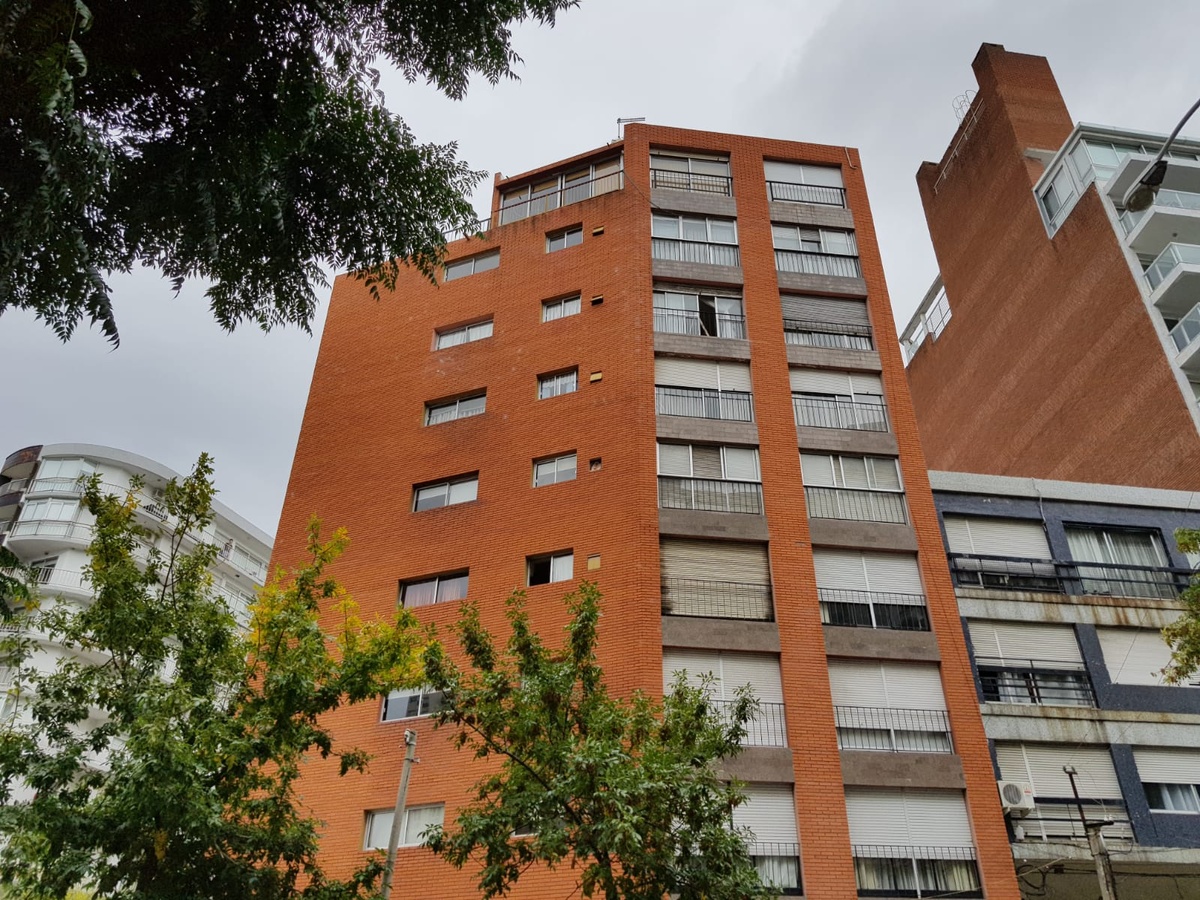 Una mujer murió al caer de un sexto piso de un edificio de Pocitos