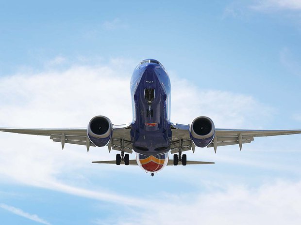 En crisis por seguridad de aviones, Boeing anuncia salida de CEO y otro ejecutivo clave