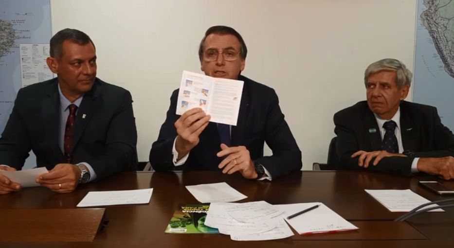 Bolsonaro sugirió a padres arrancar “páginas obscenas” de manual de educación sexual