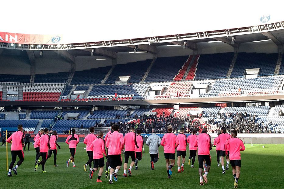 Francia: 500 ultras del PSG fueron a manifestar su descontento a los jugadores