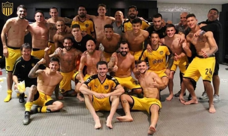 Peñarol: La celebración de los jugadores y el DT en la canch