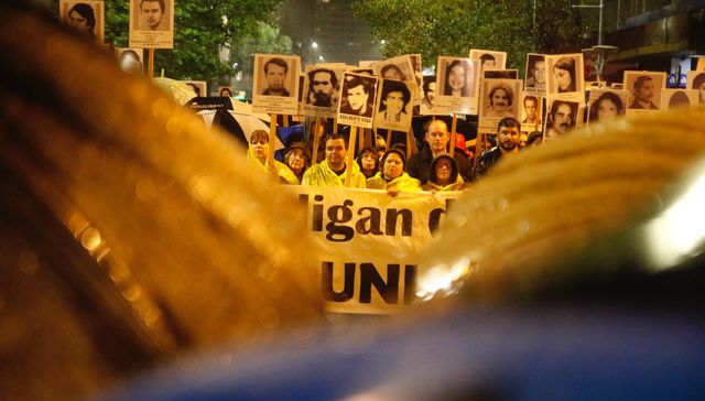 Escribe Charles Carrera