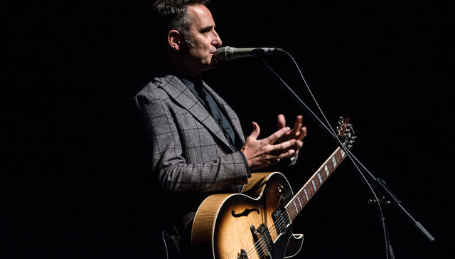 Clavo mi remo en el agua