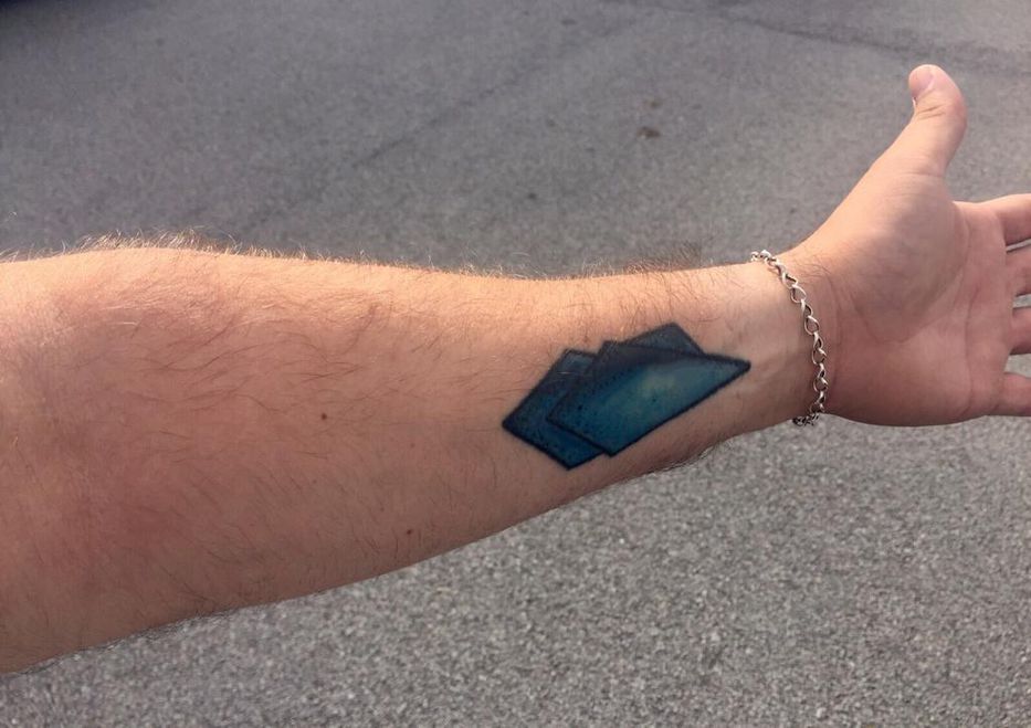 De libretas truchas y tatuajes tapados: la historia del joven que se tatuó la 
