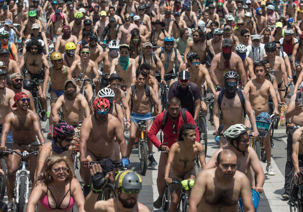 Ciclistas se manifiestan desnudos en Brasil para sensibilizar sobre accidentes de tránsito